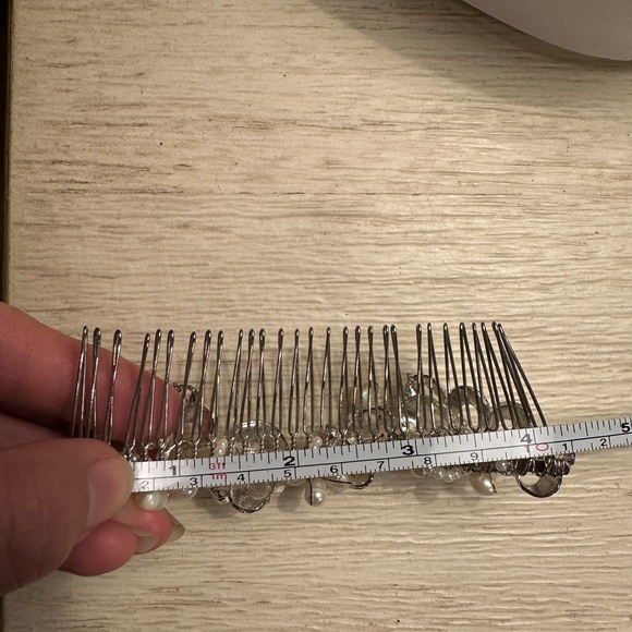 Elegant Silver and Pearl Hair Comb - Picture 2 of 9